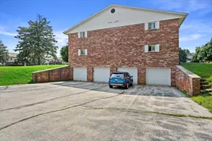 N114W15680 Sylvan Cir, Germantown, WI 53022 - Photo 3