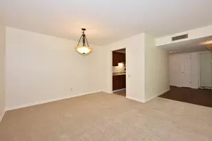 945 W Heritage Ct, Mequon, WI 53092 - Photo 9