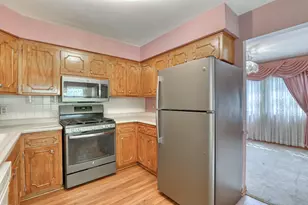 7645 S Mission Dr, Franklin, WI 53132 - Photo 9