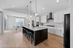 10190 S Woodside Ct, Franklin, WI 53132 - Photo 3