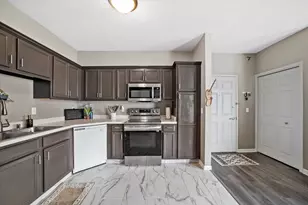 6995 S Riverwood Blvd, Franklin, WI 53132 - Photo 11