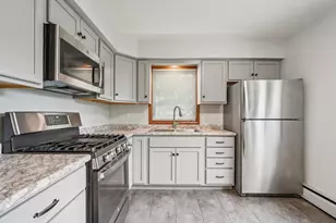 9707 W Metcalf Pl, Milwaukee, WI 53222 - Photo 5