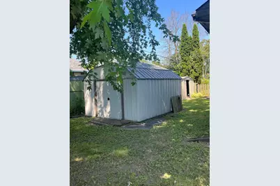 956  Circle Dr, Manitowoc, WI 54220 - Photo 5