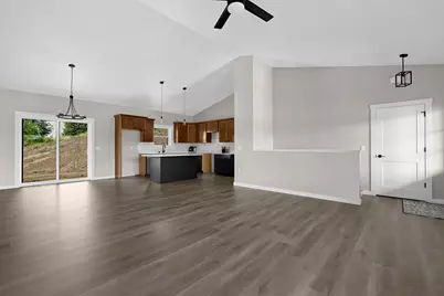 940  Crockett Dr, Holmen, WI 54636 - Photo 5
