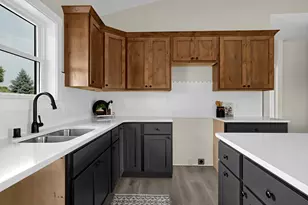 940 Crockett Dr, Holmen, WI 54636 - Photo 9