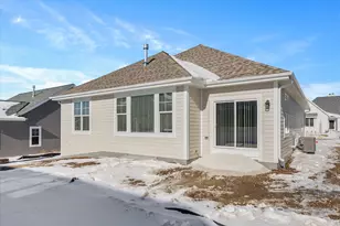 394 Sandy Cir, Pewaukee, WI 53072 - Photo 33