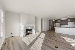 394 Sandy Cir, Pewaukee, WI 53072 - Photo 5