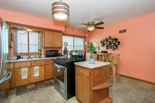 8164 W Muriel Pl, Milwaukee, WI 53218 - Photo 7