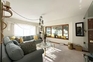 8164 W Muriel Pl, Milwaukee, WI 53218 - Photo 3