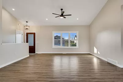 935  Crockett Dr, Holmen, WI 54636 - Photo 5