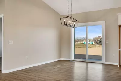 935  Crockett Dr, Holmen, WI 54636 - Photo 9