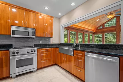 2101  Hunters Ridge Ct, Manitowoc, WI 54220 - Photo 41