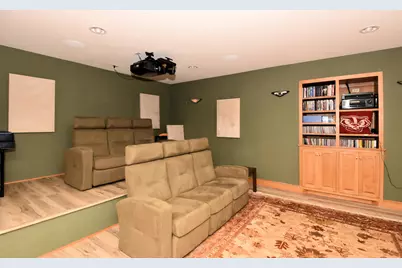 389  Juniper Ct, Delafield, WI 53018 - Photo 51