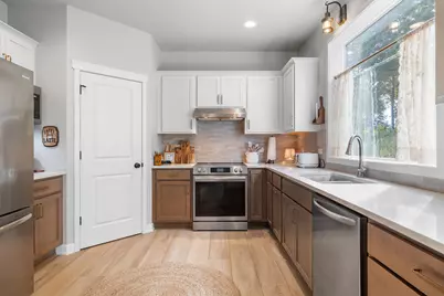 2519  Stonebrook Dr, Sheboygan, WI 53081 - Photo 3