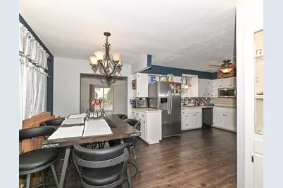 2721 S 76th St, West Allis, WI 53219 - Photo 9