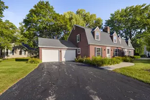 1012 W Cedar Ridge Ct, Mequon, WI 53092 - Photo 3