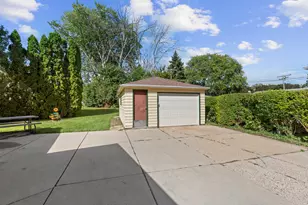 8220 W Lynmar Terrace, Milwaukee, WI 53222 - Photo 23