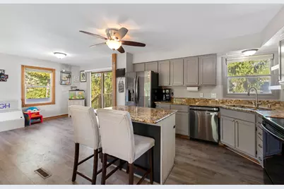 W165N10401  Wagon Trl, Germantown, WI 53022 - Photo 3