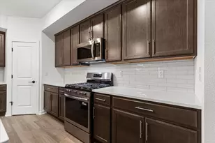 W204N17695 Laurel Pl, Jackson, WI 53037 - Photo 3