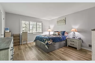 5339 S Cambridge Ln, Greenfield, WI 53221 - Photo 9