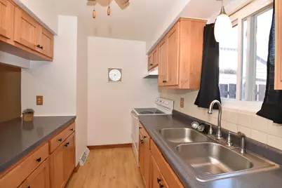 N114W16721  Royal Ct, Germantown, WI 53022 - Photo 11