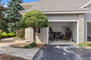 18740 Emerald Cir, Brookfield, WI 53045 - Photo 5