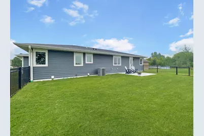 525  Washington Cir, Oostburg, WI 53070 - Photo 3