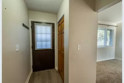 269  Karen Ct, Hartford, WI 53027 - Photo 5