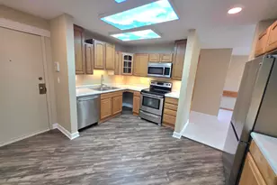 6100 W Stone Hedge Dr, Greenfield, WI 53220 - Photo 5