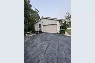 9404 W Hope Ave, Wauwatosa, WI 53222 - Photo 3