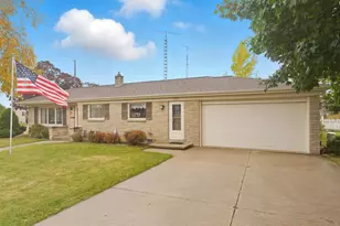 2206 Division St, Manitowoc, WI 54220 - Photo 3