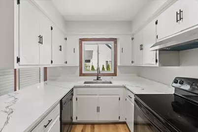 8148 S 88th St, Franklin, WI 53132 - Photo 9