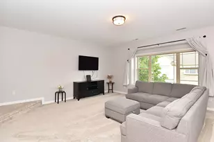 8619 S Deerwood Ln, Franklin, WI 53132 - Photo 7