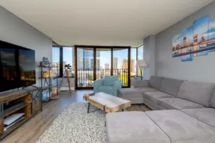 929 N Astor St, Milwaukee, WI 53202 - Photo 1