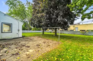 1040 Lincoln Dr, West Bend, WI 53095 - Photo 17