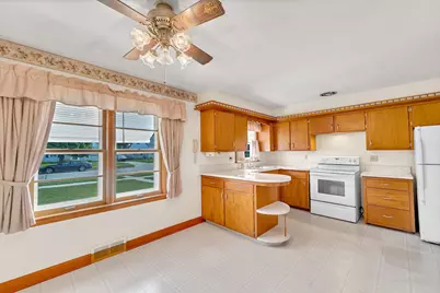 1040  Lincoln Dr, West Bend, WI 53095 - Photo 13