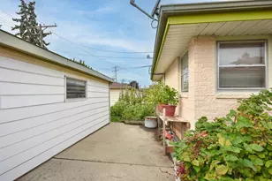 2325 W Layton Ave, Milwaukee, WI 53221 - Photo 23