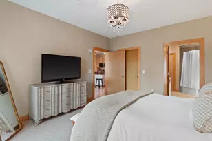 1550 E Royall Pl, Milwaukee, WI 53202 - Photo 13