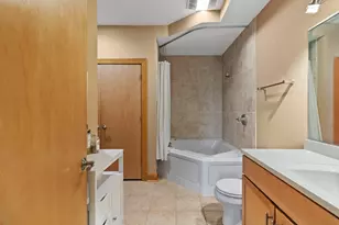 1550 E Royall Pl, Milwaukee, WI 53202 - Photo 15