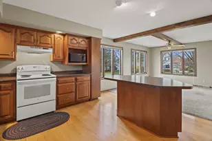 2601 Oakwood Cir, Oshkosh, WI 54904 - Photo 9