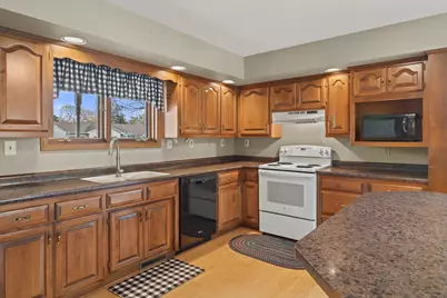 2601  Oakwood Cir, Oshkosh, WI 54904 - Photo 7