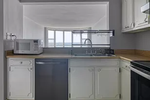 2525 S Shore Dr, Milwaukee, WI 53207 - Photo 5