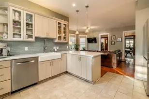 1764 N Astor St, Milwaukee, WI 53202 - Photo 5