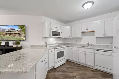 601  Knollwood Cir #B, Fontana, WI 53125 - Photo 7