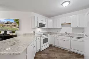 601 Knollwood Cir, Fontana, WI 53125 - Photo 7