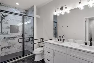 10915 W Wisconsin Ave, Wauwatosa, WI 53226 - Photo 15