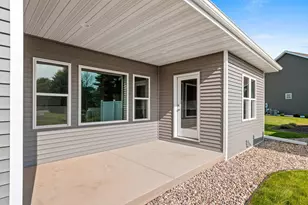 1925 Creekwood Ct, Manitowoc, WI 54220 - Photo 37