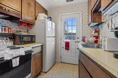 2281 N Swan Blvd, Wauwatosa, WI 53226 - Photo 17