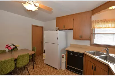 2031  Wustum Ave, Racine, WI 53404 - Photo 9