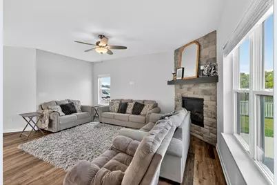 11520 W Meadowview Dr, Franklin, WI 53132 - Photo 7